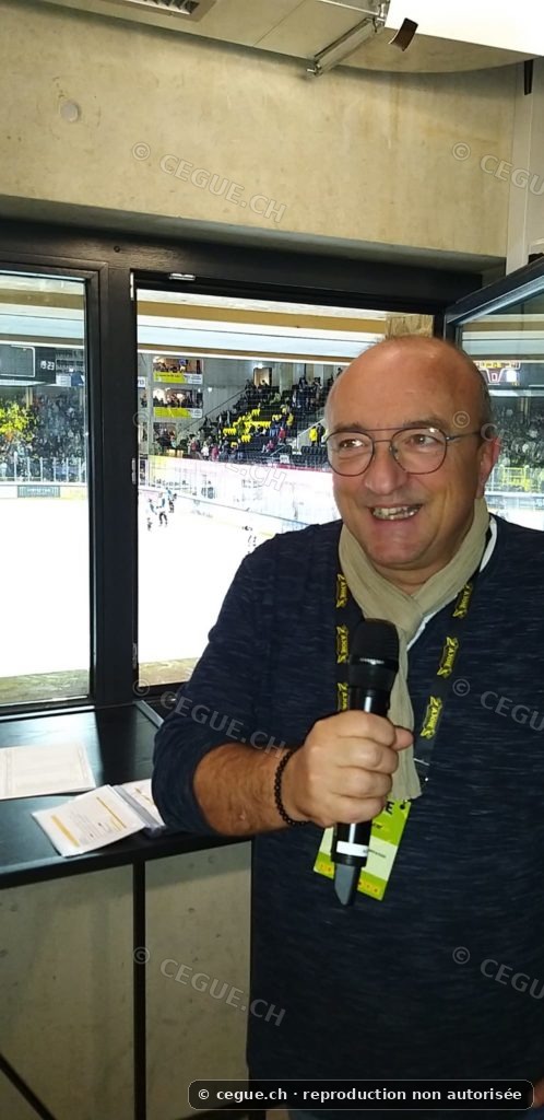 Cédric Gueniat au micro dans la patinoire du HC Ajoie