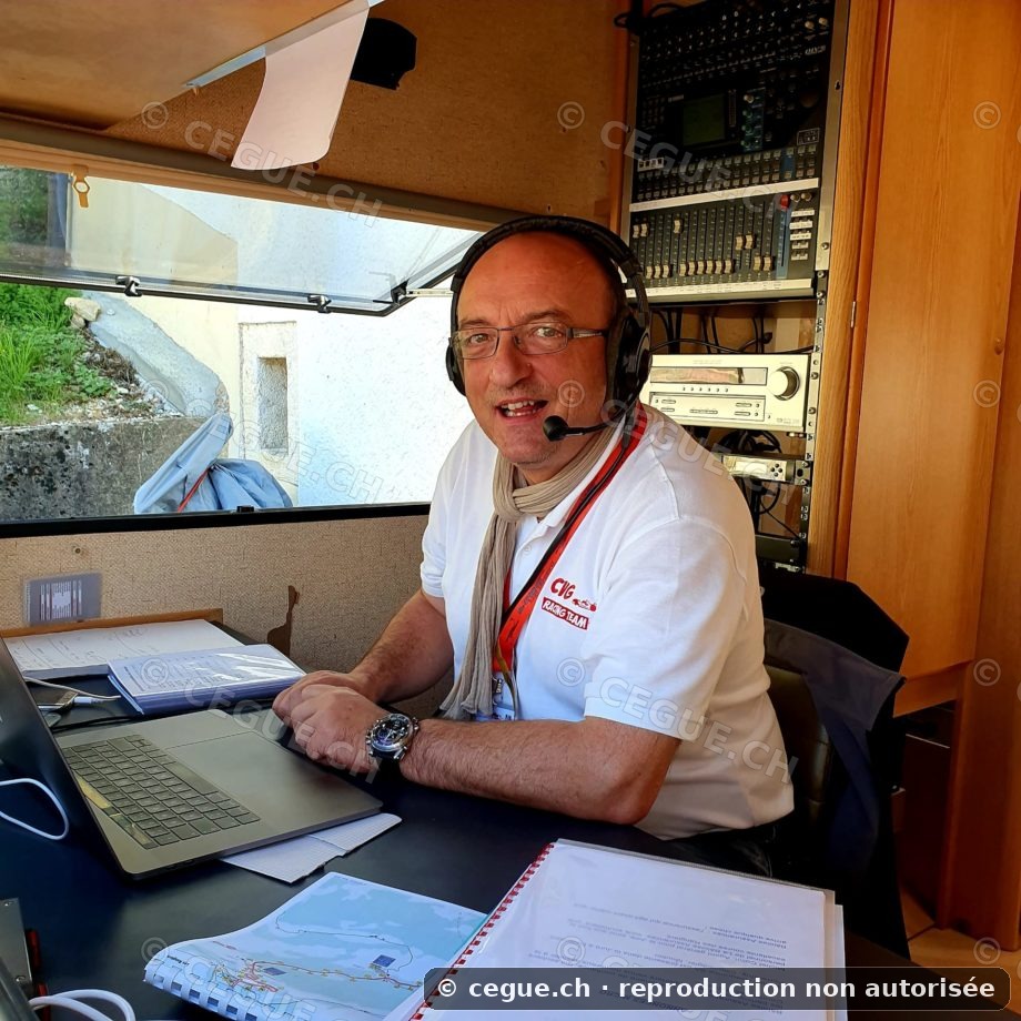 Cédric Gueniat dans une cabine de speaker, équipé d'un casque et d'un micro
